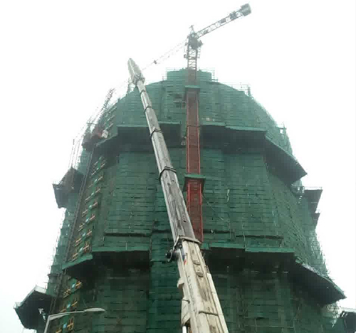 黄冈吊车在工地上作业